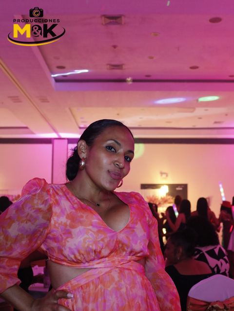 Invitada posando durante una fiesta
