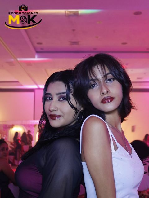 Dos amigas posando espalda con espalda