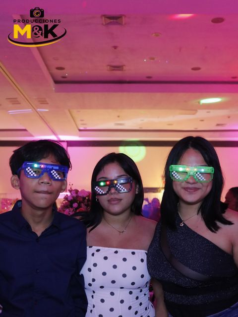 Tres amigos con lentes LED de colores