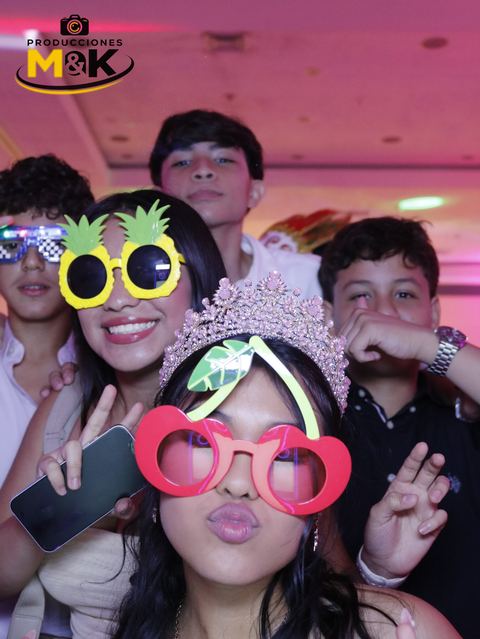 Grupo de amigos con lentes de piña y cereza y una corona