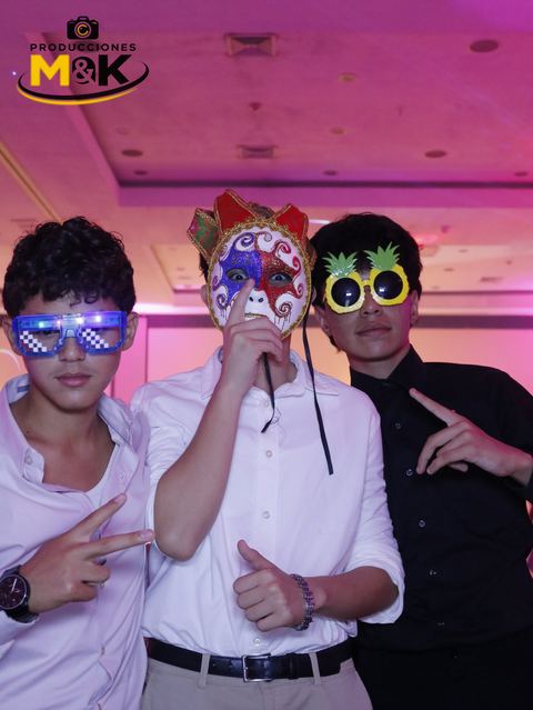 Tres amigos con antifaz y lentes divertidos