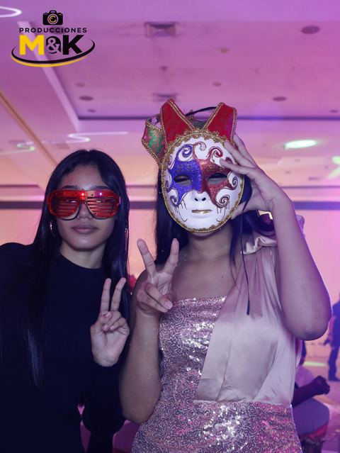 Amigas con lentes LED rojos y máscara veneciana