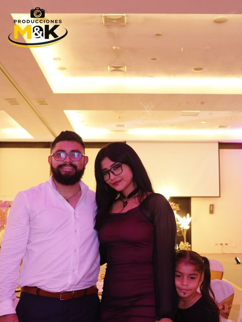 Familia posando en la fiesta