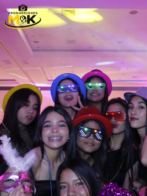 Grupo de amigas con sombreros de colores y lentes LED