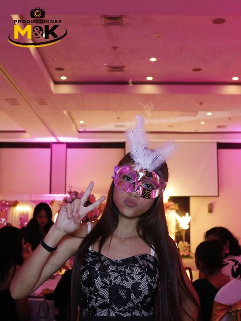 Dos invitados con sombreros y lentes divertidos